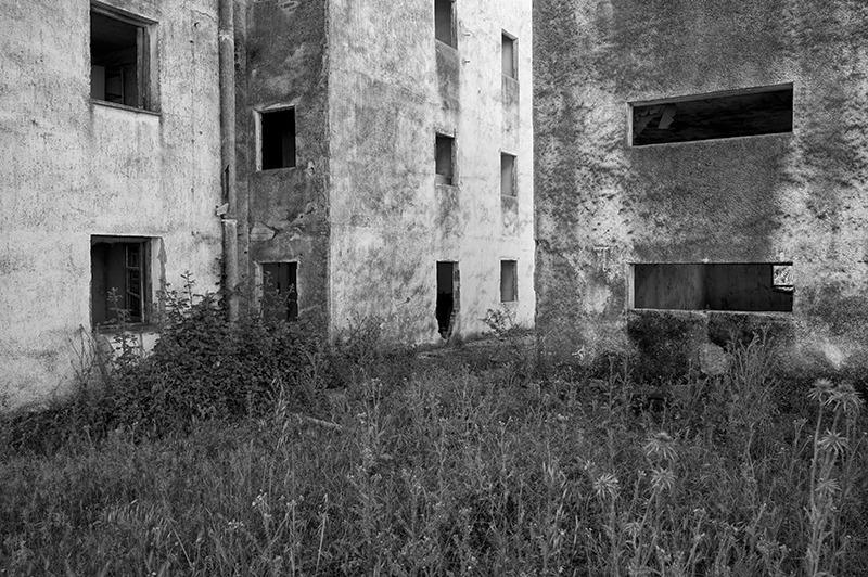 s1557 zpssg04zt0r 1 - Abandoned houses, photographs of silence.