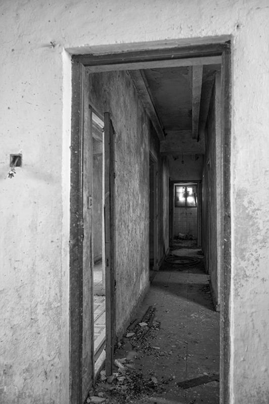s1564 zpseupqusrr 1 - Abandoned houses, photographs of silence.