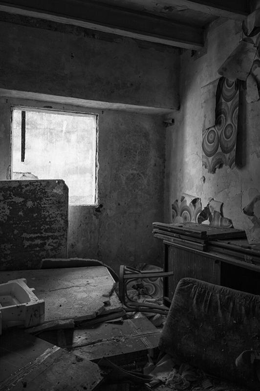 s1566 zpsqukwfo6m 1 - Abandoned houses, photographs of silence.