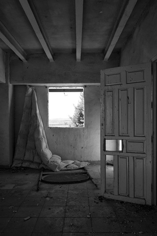 s1569 zpsxakjbgfe 1 - Abandoned houses, photographs of silence.