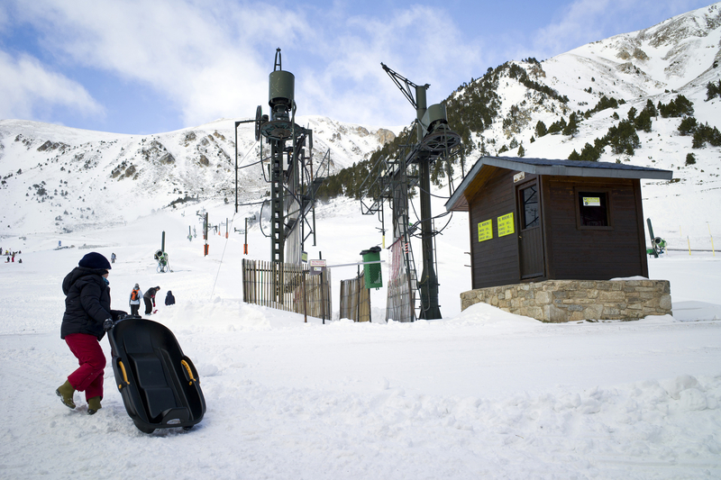 L1000547 - La ilusión de un niño en la nieve