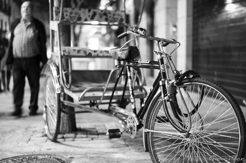 Triciclo - Por el Foro de noche