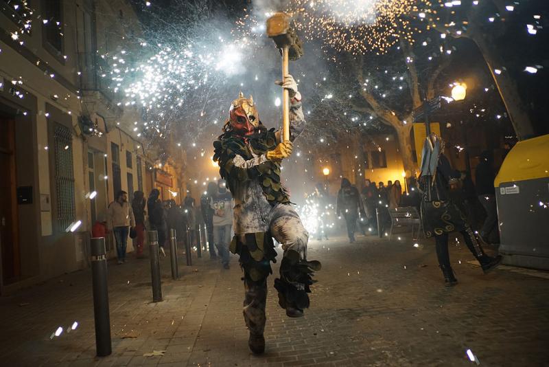 24127581227 516cc84263 b 1 - Correfoc de Sant Andreu (Barcelona) 2017