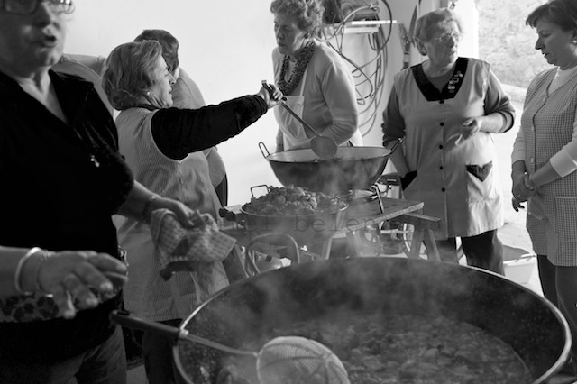mujeres preparando la comida